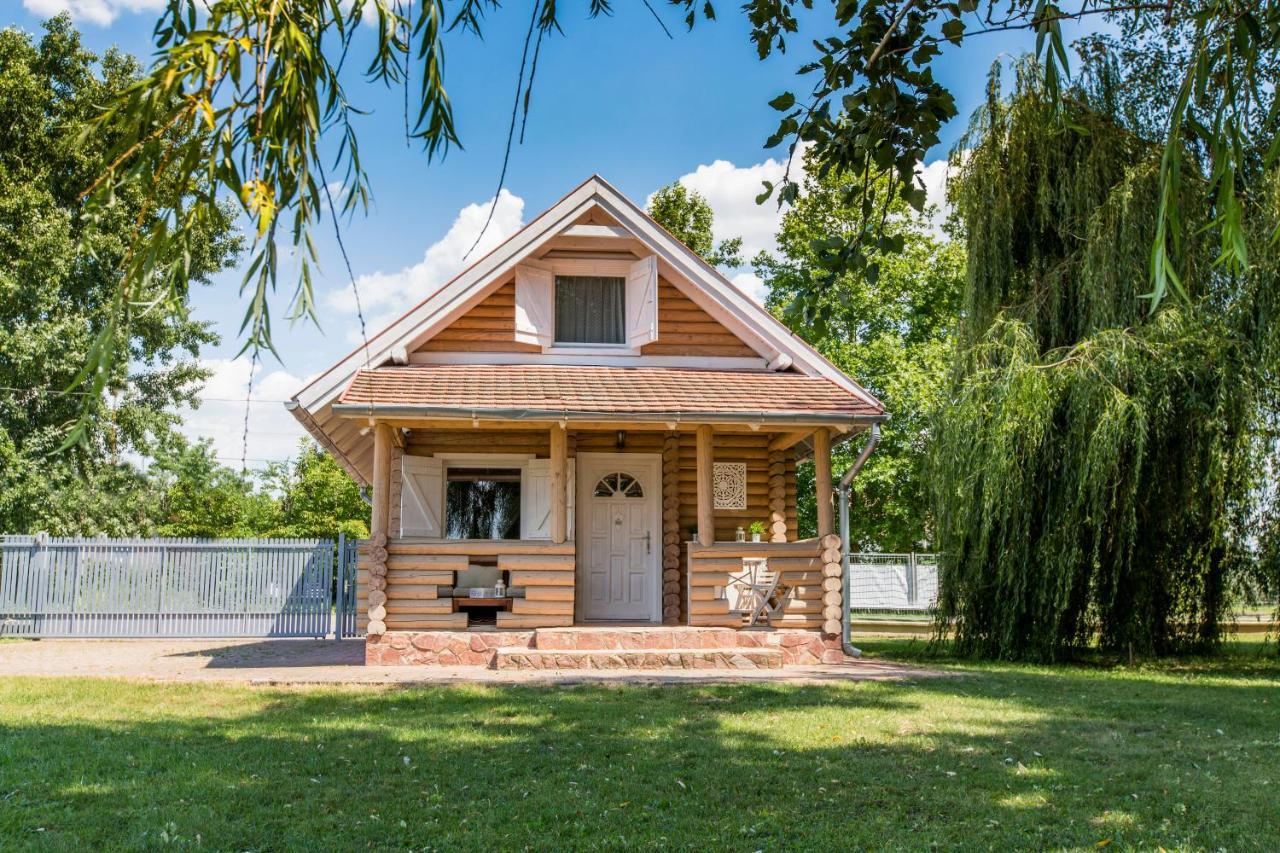 Oeboel Liget Vendeghazak Villa Abádszalók Exteriör bild