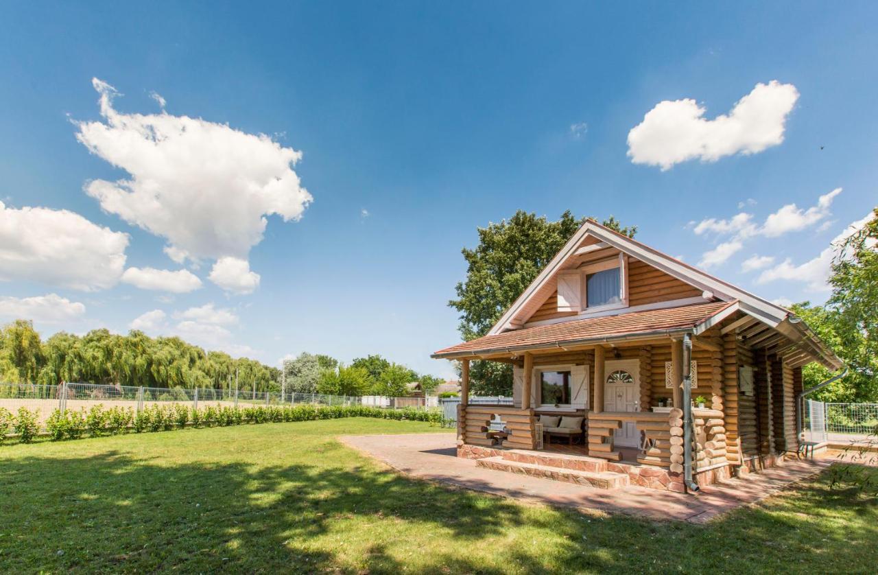 Oeboel Liget Vendeghazak Villa Abádszalók Exteriör bild