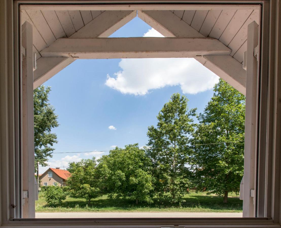 Oeboel Liget Vendeghazak Villa Abádszalók Exteriör bild