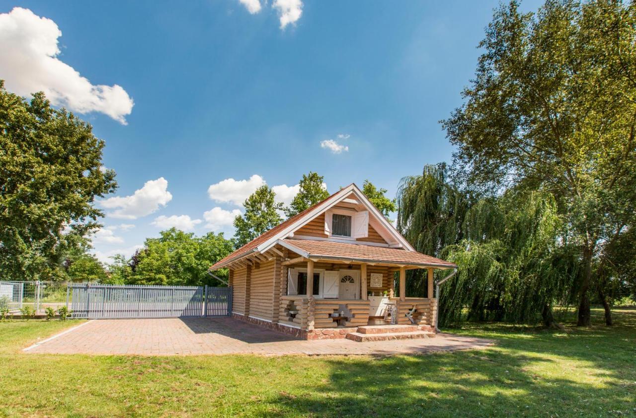 Oeboel Liget Vendeghazak Villa Abádszalók Exteriör bild