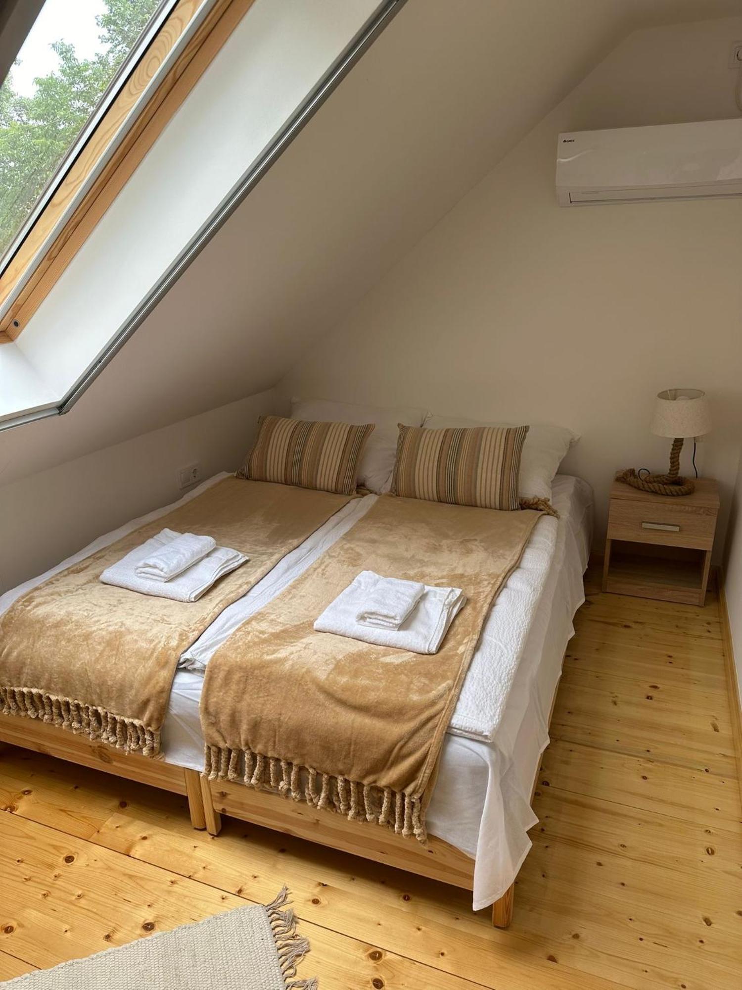 Oeboel Liget Vendeghazak Villa Abádszalók Exteriör bild